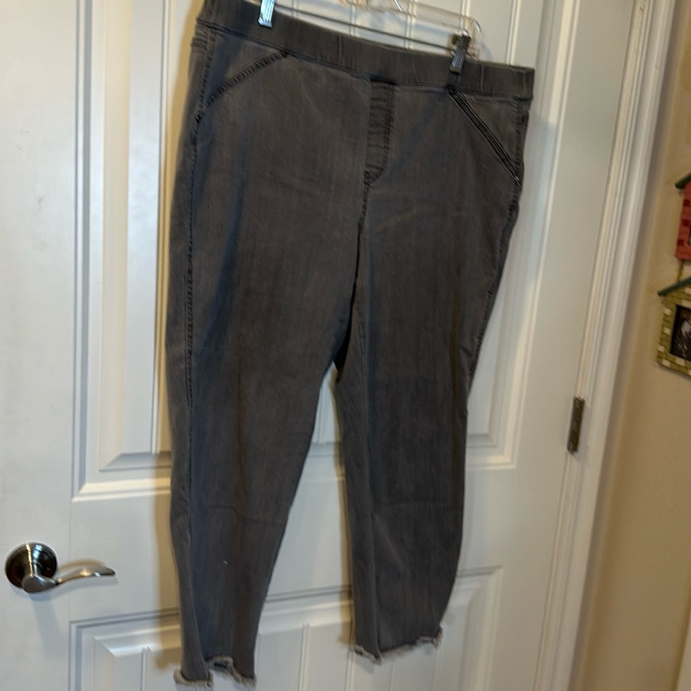 Intro Love The Fit 16W Stretch frayed hem crop pull on pants. Charcoal gray.
